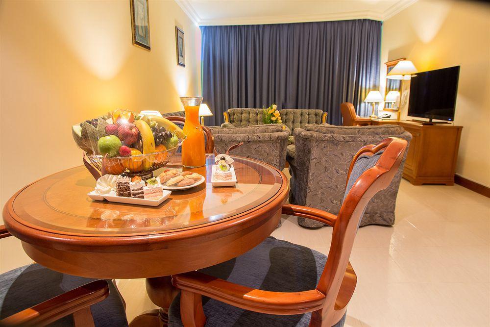 Grand Excelsior Hotel ชาร์จาห์ ภายนอก รูปภาพ