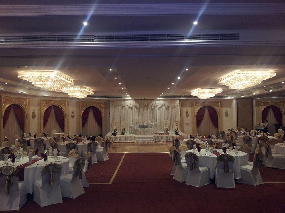 Grand Excelsior Hotel ชาร์จาห์ ภายนอก รูปภาพ